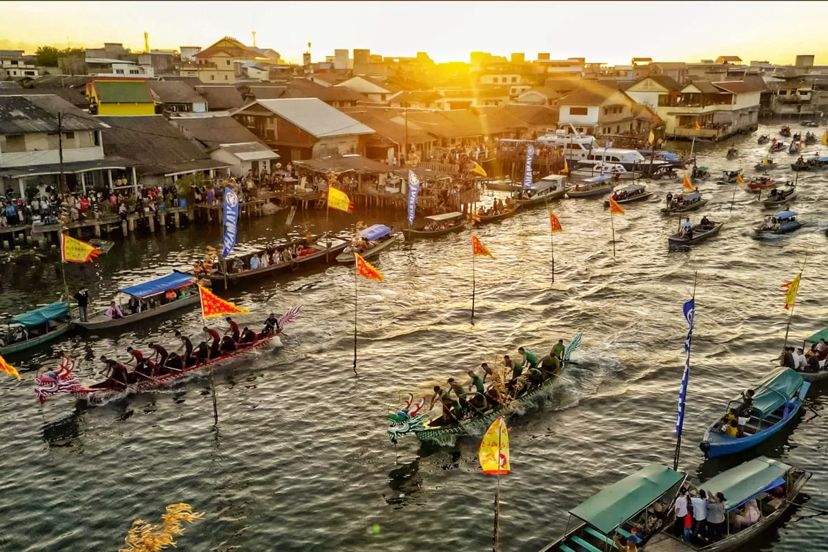 Suasana Lomba Dragon Boat Race 2026 di perairan Pelantar 3, Tanjungpinang cukup meriah disaksikan ribuan masyarakat. (Foto:Diskominfo Kepri) 