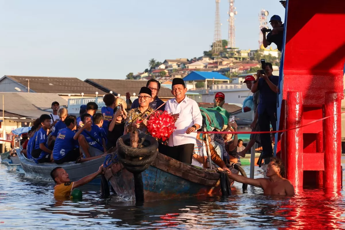 Gubernur Kepri Ansar Ahmad bersama Wamendikdasmen RI Atip Latipulhayat memotong pita, membuka Lomba Lomba Dragon Boat 2026. (Foto:Diskominfo Kepri) .