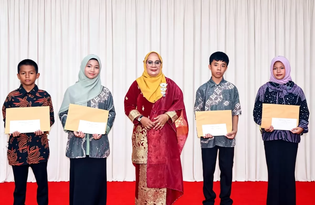 Kasatdik Bengkong, Rita Simamora, tengah bersama Empat siswa-siswi kelas 6 SDN 011 saat pemberian Sertifikat prestasi TKA 2026. (Muhammad Kamil)