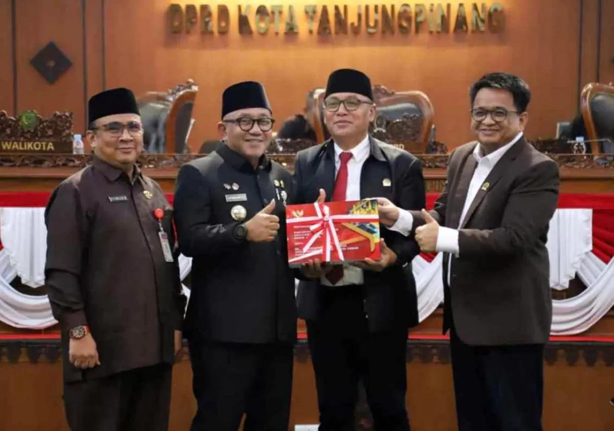 Walikota Tanjungpinang, Lis Darmansyah foto bersama anggota DPRD Tanjungpinang saat rapat Paripurna. (Foto:Diskominfo Tanjungpinang) 