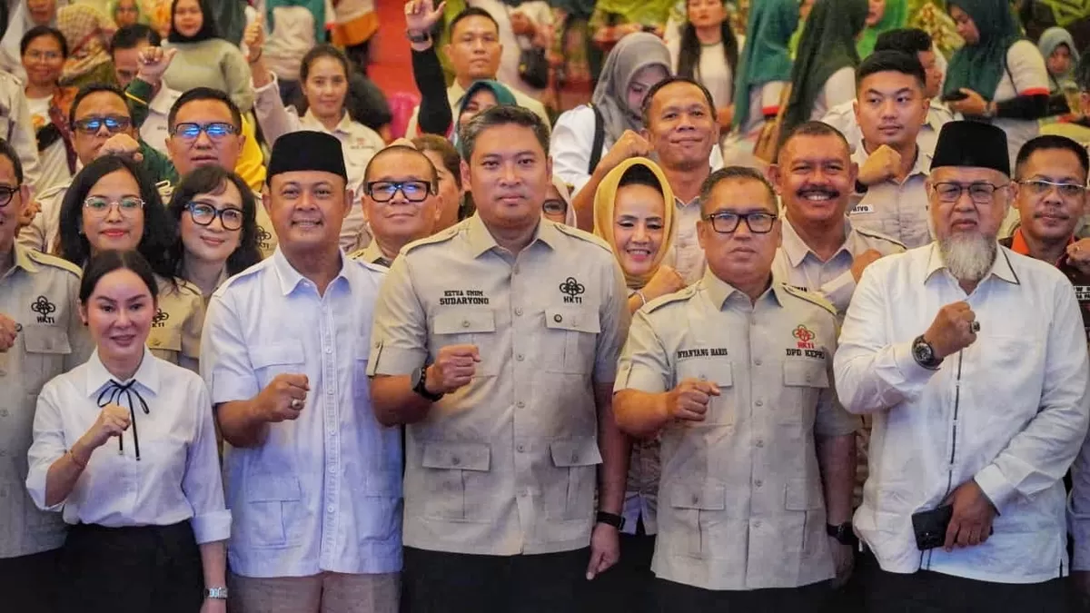 Wamentan RI, Sudaryono, foto bersama saat menghadiri pengurus DPC HKTI se-Provinsi Kepri. (foto:diskominfo kepri)