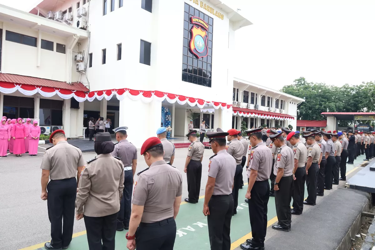 Sebanyak 88 orang personel kepolisian Polresta Barelang menerima kenaikan pangkat, digelar lapangan upacara Polresta Barelang. (Humas Polresta Barelang)