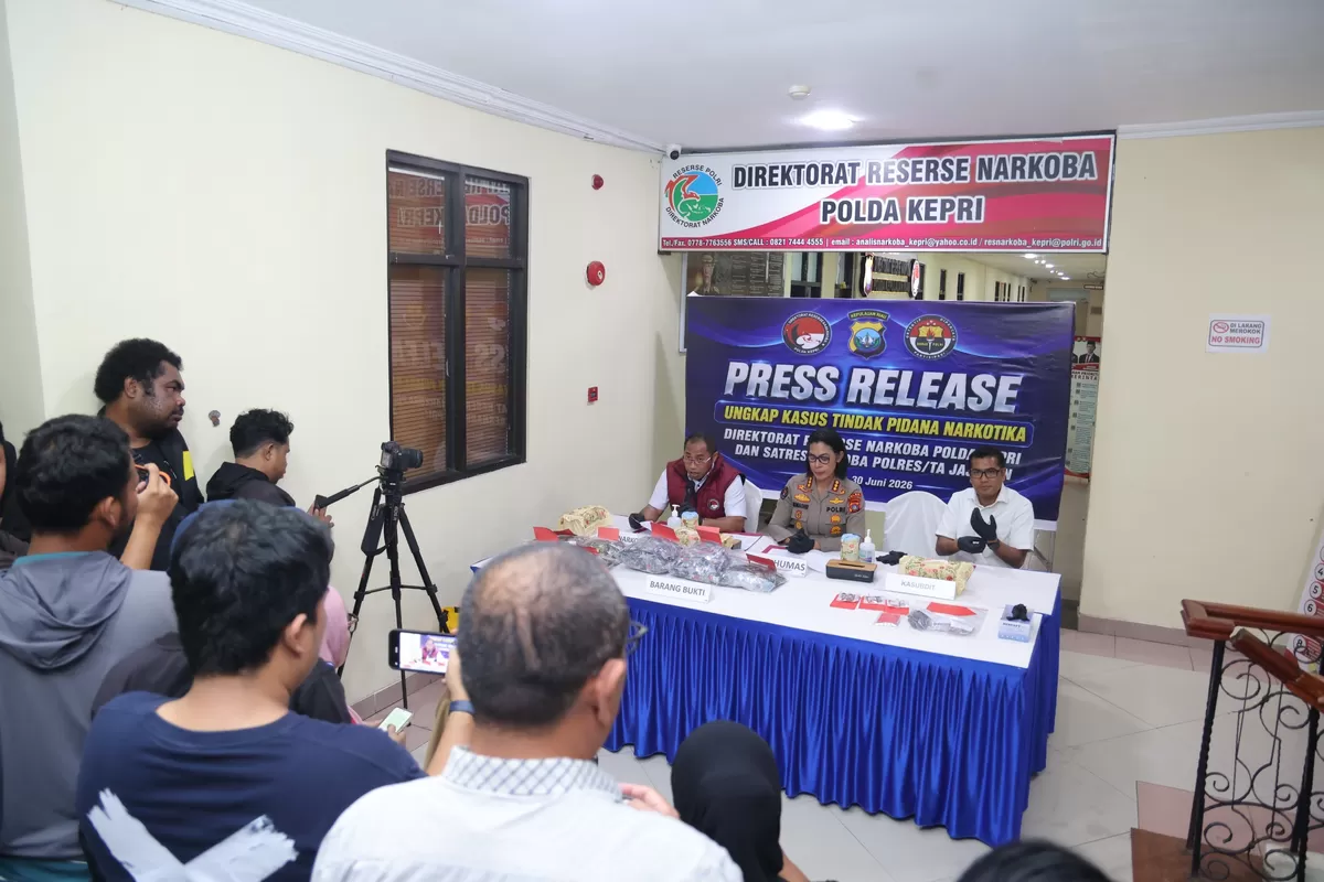 Kabid Humas Polda Kepri, Kombes Pol Dr. Nona Pricillia Ohei, S.I.K., S.H., M.H.,.Saat Konferensi pers pengungkapan kasus Narkoba. (Humas Polda Kepri)