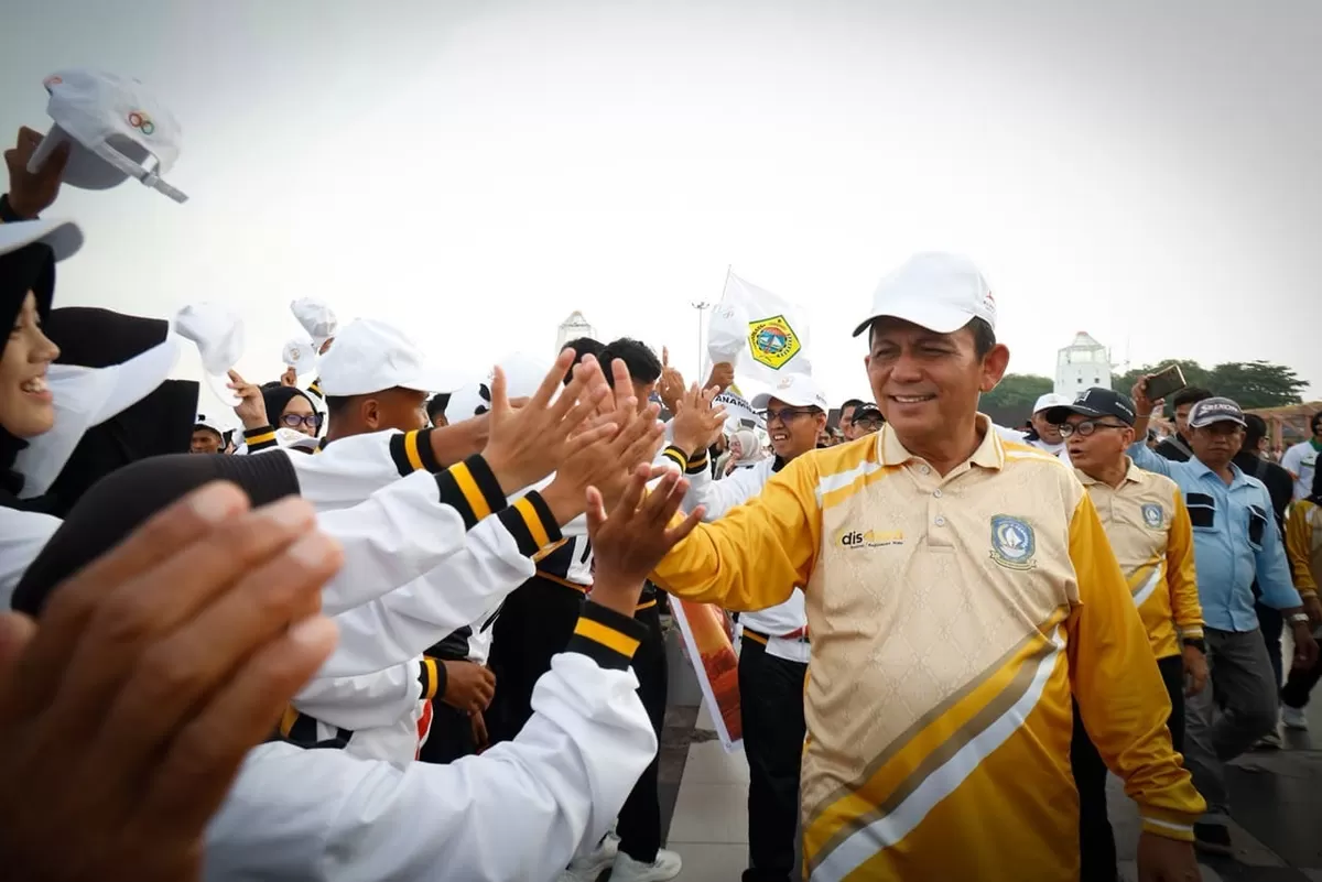 Gubernur Kepri Ansar Ahmad, menyapa para atlet peserta POPDA X Kepulauan Riau pada pembukaan di Coastal Area, Karimun. (Diskominfo Karimun)