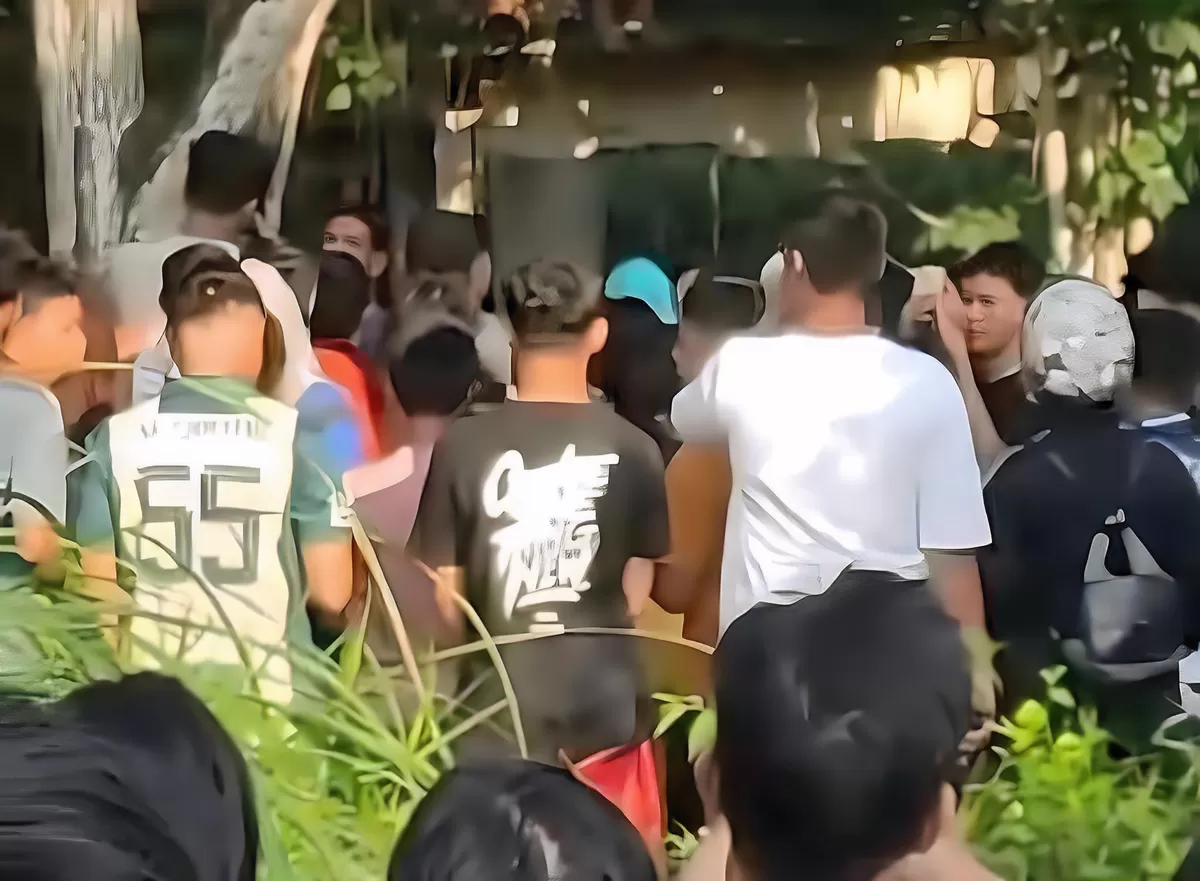 Seorang pria ditemukan tewas tak wajar di gerbang masuk Perumahan Taman Cipta Asri. (Ria Friska)