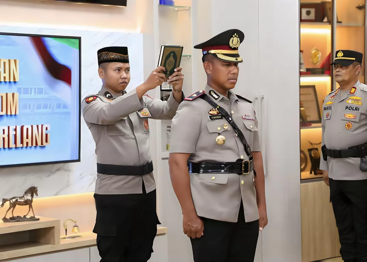 Prosesi pengambilan sumpah jabatan Kompol Suwitnyo, S.H. sebagai Kepala Bagian Sumber Daya Manusia (Kabag SDM) yang baru. (Humas Polresta Barelang)