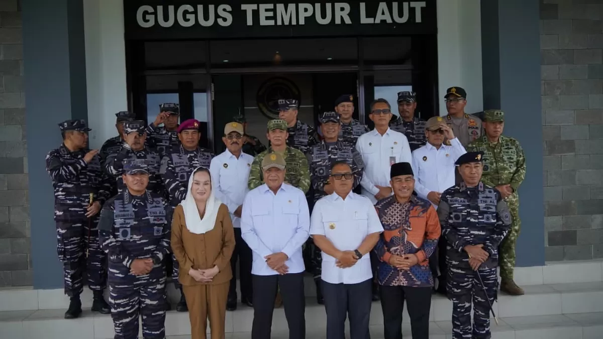 Wagub Kepri, Nyanyang Haris Pratamura poto bersama Menko Polkam beserta rombongan tiba di Lanud Raden Sadjad Natuna menggunakan pesawat Gulfstream IV/SP/PK-TWY. (Diskominfo Kepri)
