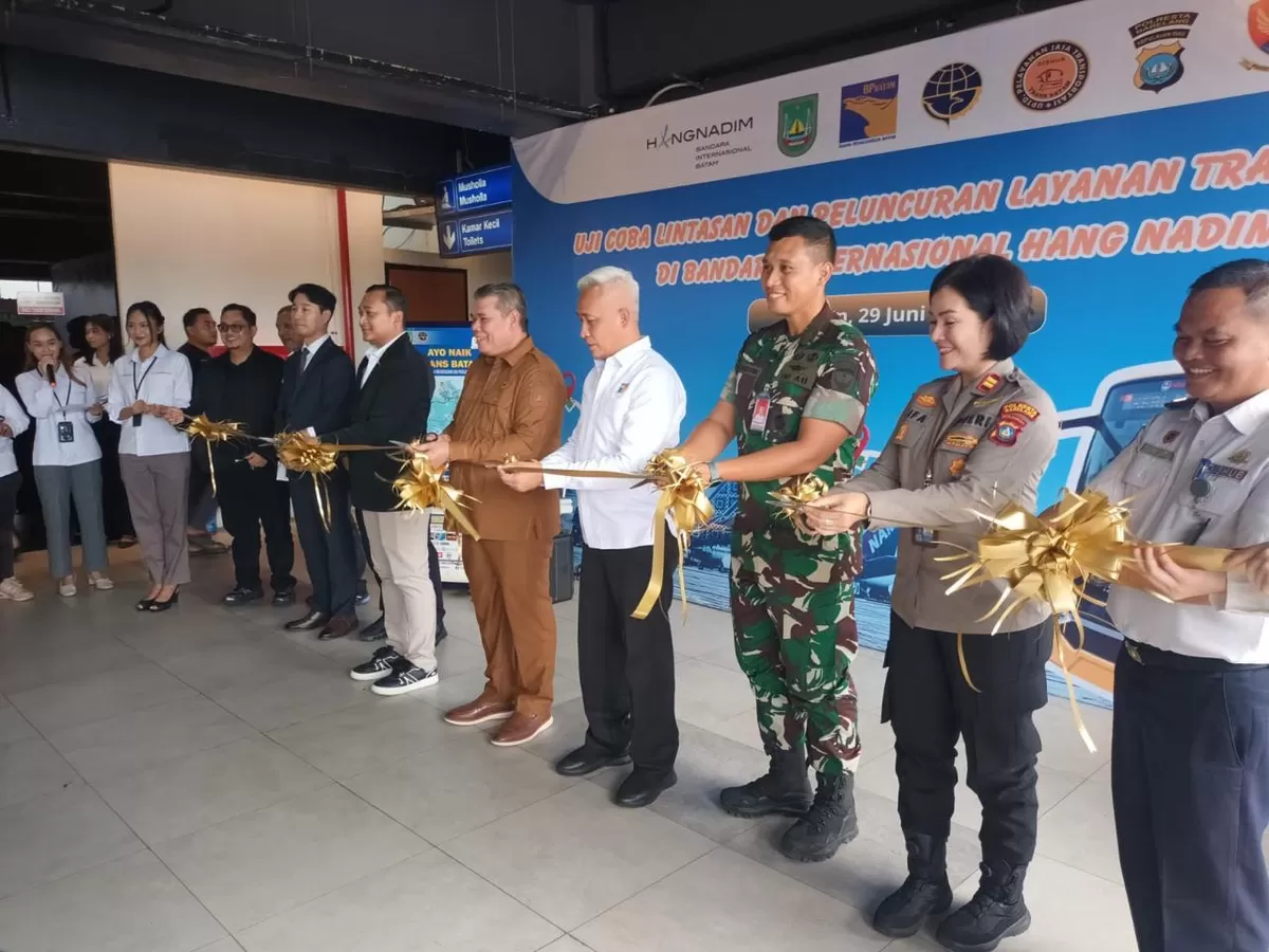 Prosesi pemotongan pita trayek baru Bus Trans Batam di area luar Terminal Kedatangan Bandara. (Humas Polresta Barelang)