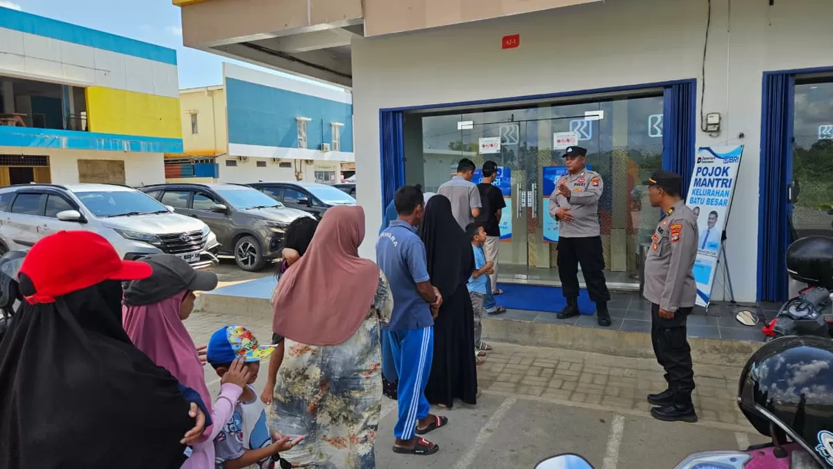 Personel Polresta Barelang turun langsung menyapa warga di mesin ATM Bank BRI Komplek Pertokoan Summerland, Kelurahan Batu Besar, Kecamatan Nongsa, Kota Batam. (Humas Polresta Barelang)