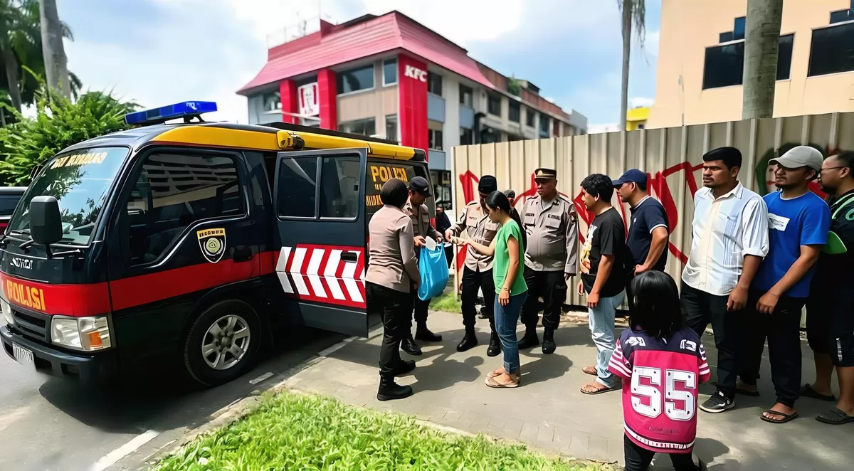 Satuan Pembinaan Masyarakat (Satbinmas) Polresta Barelang turun langsung ke kawasan Sei Jodoh, membagikan nasi kotak kepada warga yang sedang beraktivitas dan membutuhkan. (Muhammad Kamil)