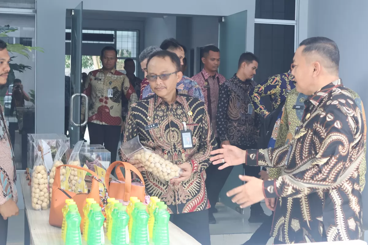 Direktur Pembinaan Narapidana dan Anak Binaan, Yan Rusmanto meninjau olahan malan ringan yang dibuat Narapidana Hasil dari kemandirian,  Jumat 3 Juli 2026.