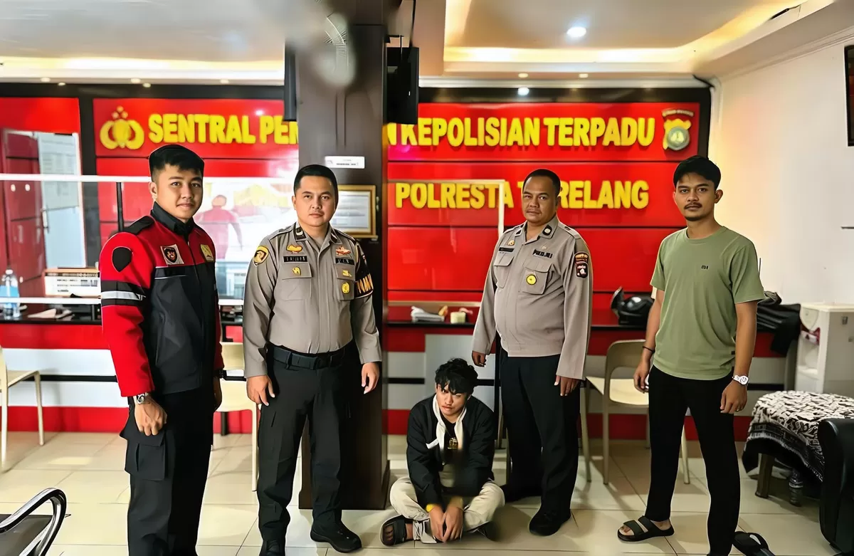 Ipda Novri, S.H., bersama personel Piket Pamapta Regu II, Piket Patroli, dan Piket Reskrim, Membawa pelaku pencurian ke Polsek Sekupang. (Humas Polresta Barelang)