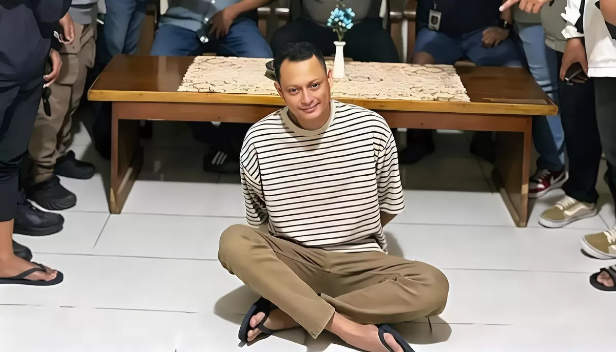 Terduga pelaku kejadian yang viral di media sosial, berinisial FRS (37 tahun), saat diamankan oleh jajaran Polsek Jagakarsa. (Photo Ist)