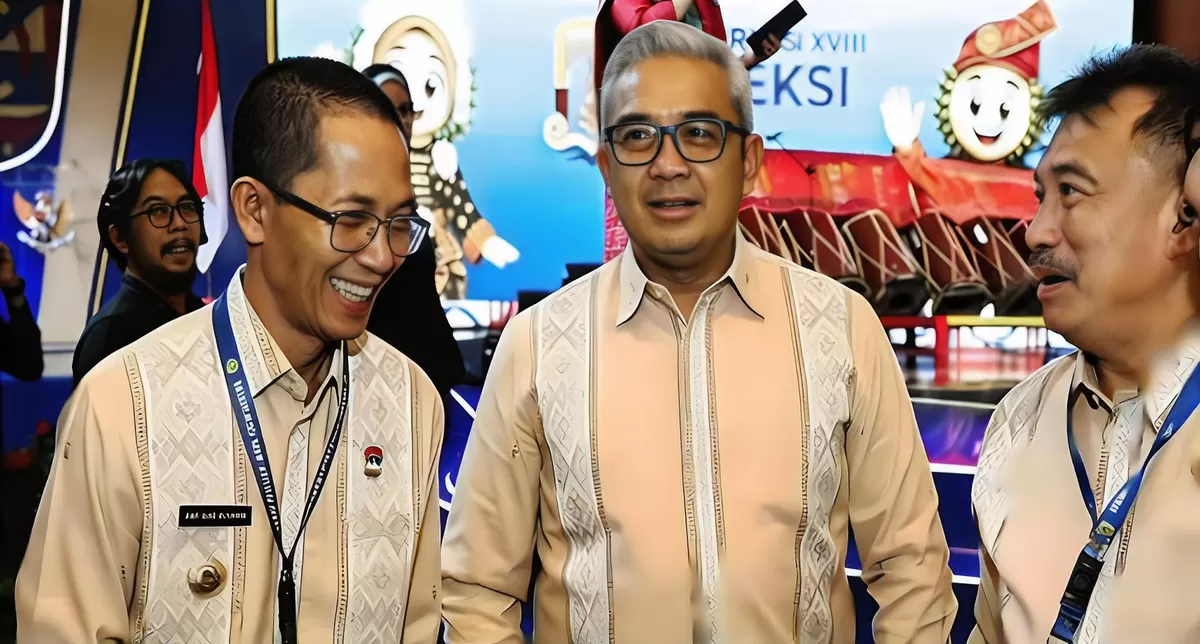 Wali Kota Batam, Amsakar Achmad, berbincang dengan sejumlah wali kota saat menghadiri Rakernas APEKSI di Medan. (Humas Diskominfo Batam)