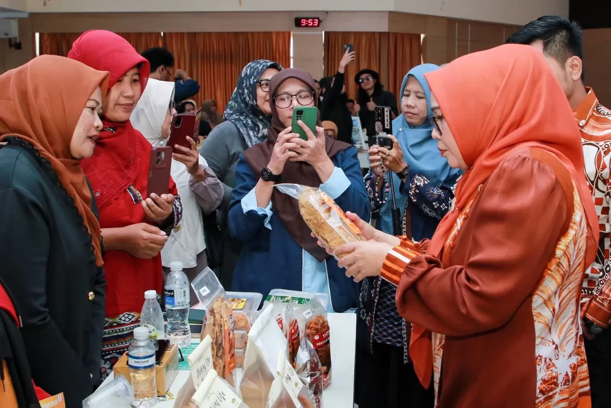 Ketua Dekranasda Kota Batam, Erlita Amsakar, mengecek kemasan salah satu IKM Batam saat membuka pelatihan Pelatihan Digitalisasi Pemasaran di Kantor Wali Kota Batam. (Humas Diskominfo Batam)