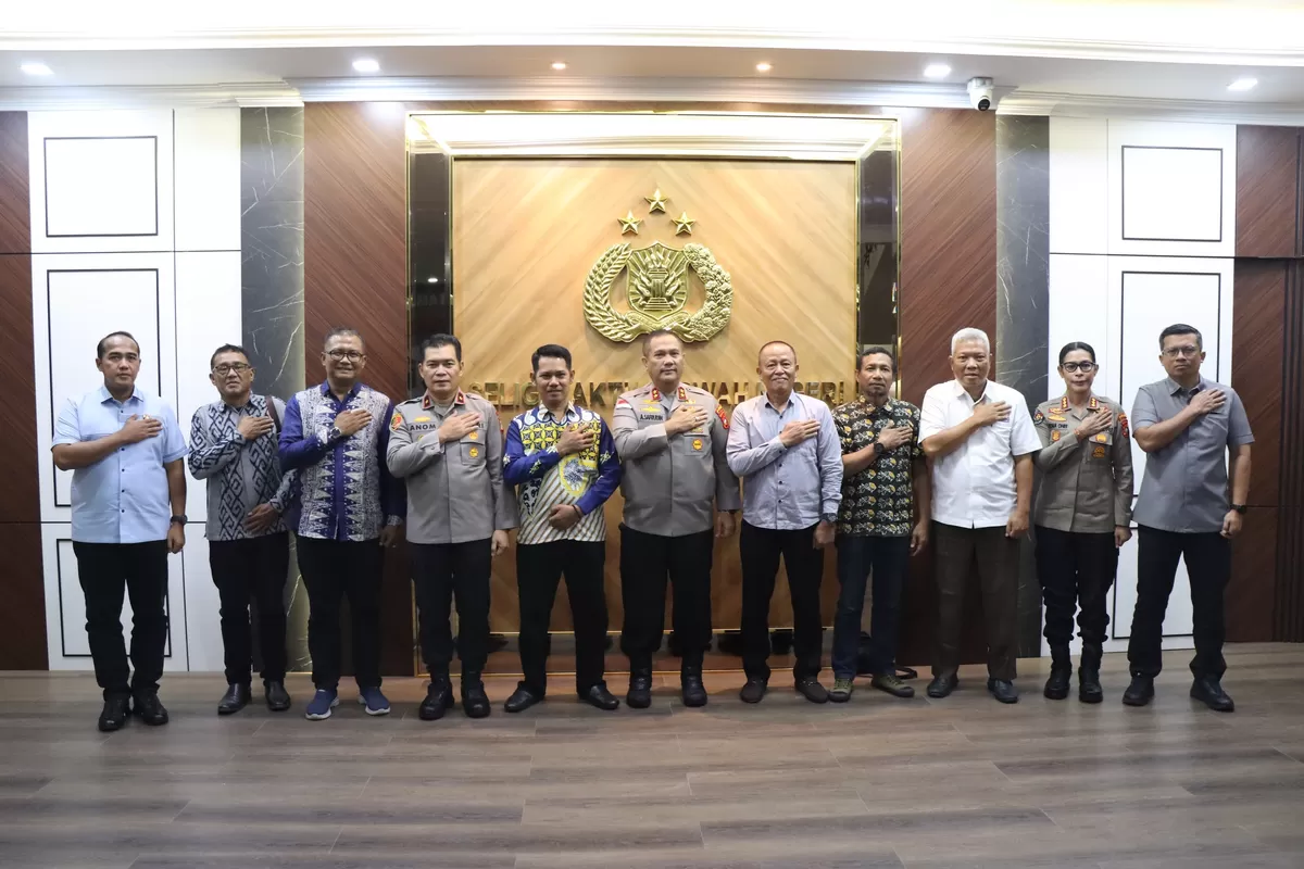 Kapolda Kepulauan Riau Irjen Pol. Asep Safrudin, S.I.K., M.H., poto bersama usai audiensi silaturahmi jajaran Komisi Penyiaran Indonesia Daerah (KPID) Kepulauan Riau. (Humas Polda Kepri)