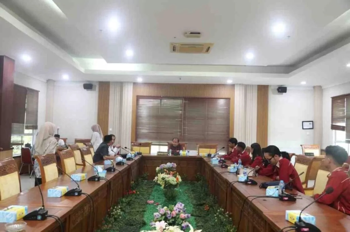 Rapat dipimpin langsung Ketua Komisi IV DPRD Kota Batam, Dandis Rajagukguk ST, didampingi anggota Komisi IV Hery Herlangga dan Warya Burhanuddin. (diskominfo kepri)