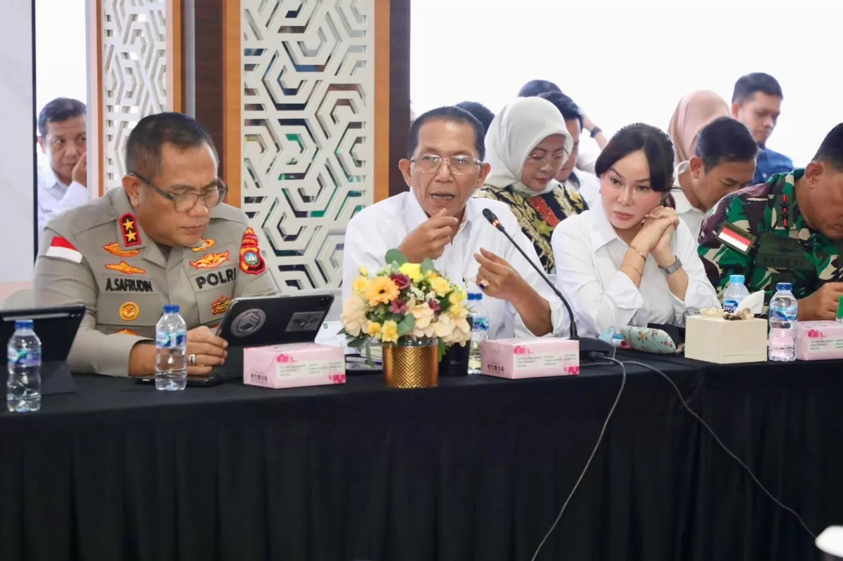 Wali Kota Batam, Amsakar Achmad, didampingi Wakil Wali Kota Batam, Li Claudia Chandra, menyampaikan usulan dalam Kunjungan Kerja Spesifik Komisi II DPR RI di Graha Kepri. (Humas Diskominfo Batam)