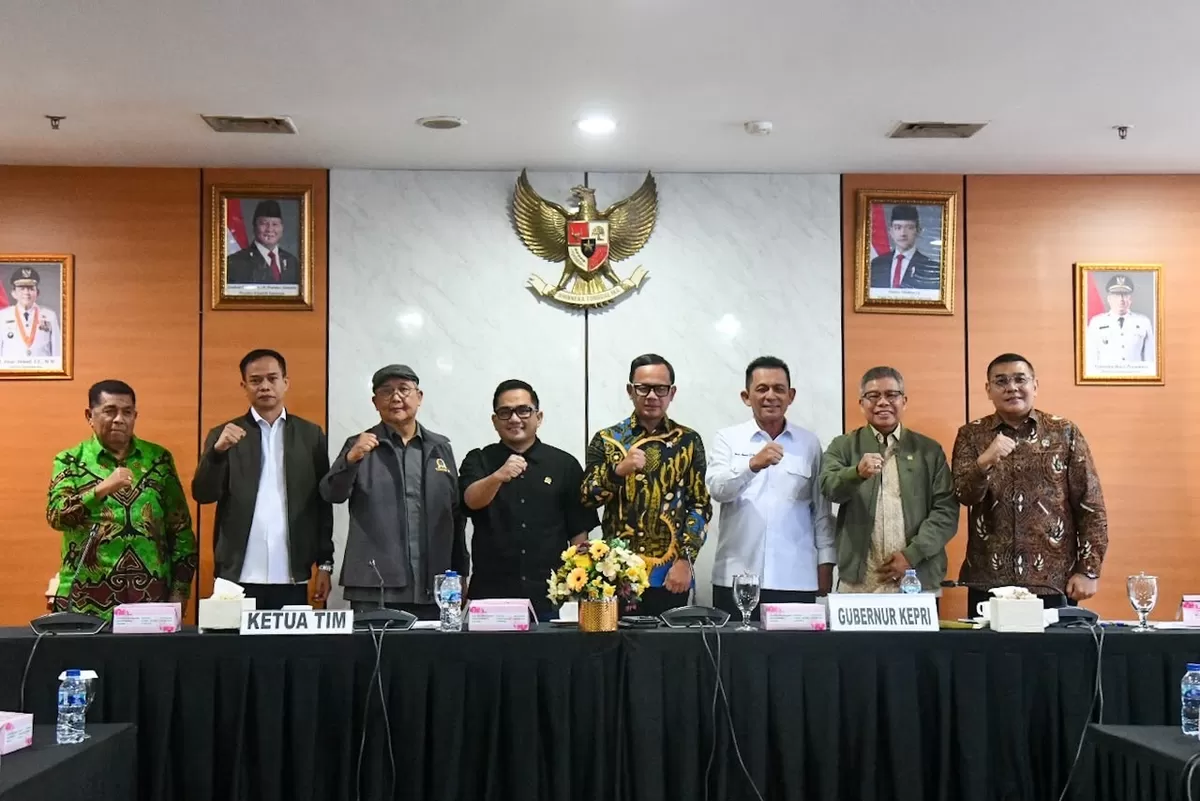 Gubernur Kepulauan Riau, Ansar Ahmad, saat menerima Kunjungan Kerja Spesifik Komisi II DPR RI yang dipimpin Ketua Komisi II DPR RI. (Humas Diskominfo Batam)