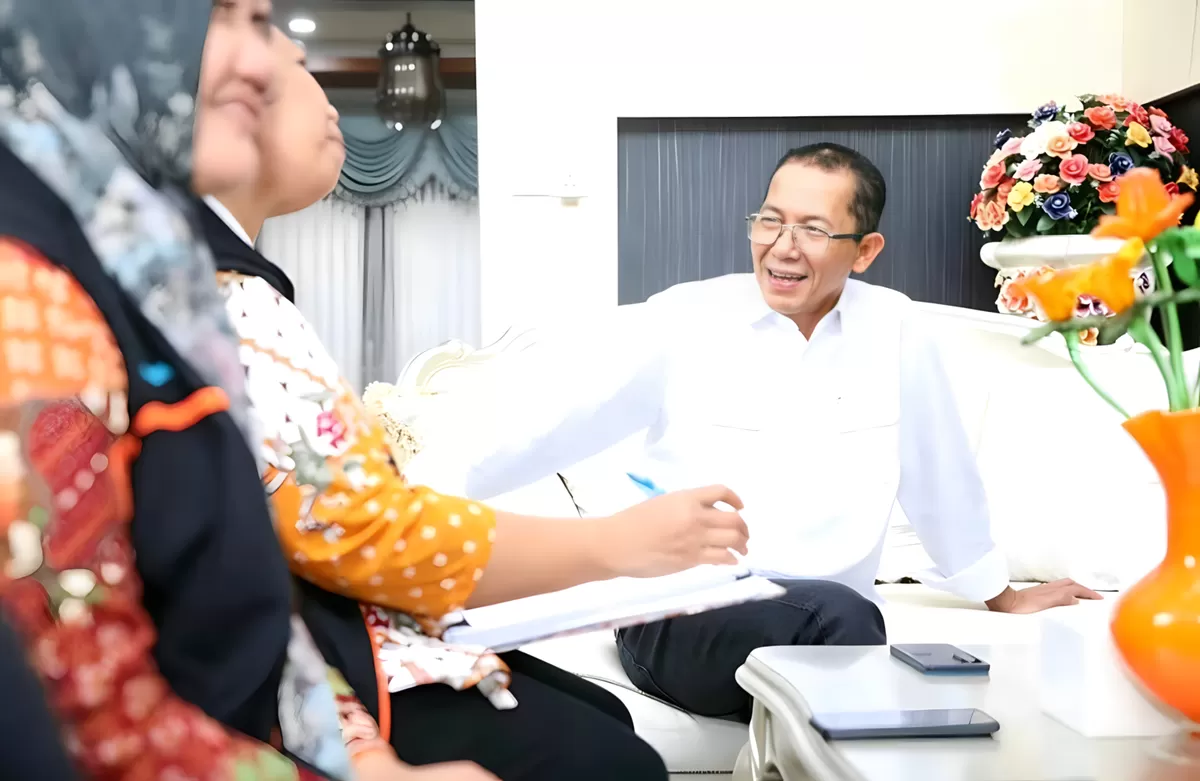 Wali Kota Batam, Amsakar Achmad, menerima kunjungan petugas Sensus Ekonomi di kediaman pribadinya. (Humas Diskominfo Batam)