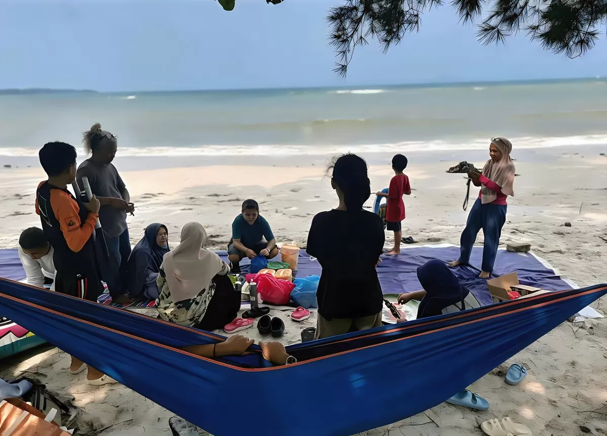 Kehangatan keluarga besar Ibu Ainun tengah menikmati keteduhan dan keindahan pantai. (Nada Salsabila)