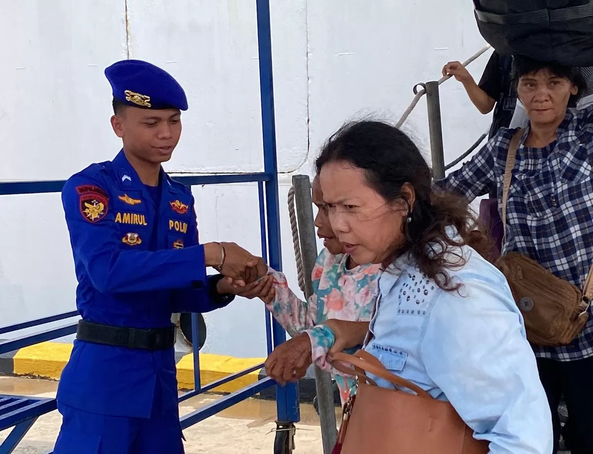 Petugas Satpolairud Polresta Barelang sigap melayani serta memeriksa penumpang yang turun maupun naik kapal. (Humas Polresta Barelang)