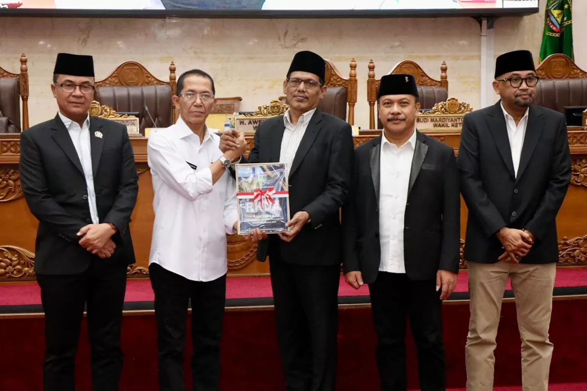 Wali Kota Batam, Amsakar Achmad, menyerahkan rancangan KUA-PPAS kepada pimpinan DPRD Batam saat sidang paripurna di Kantor DPRD Batam. (Humas Diskominfo Batam)