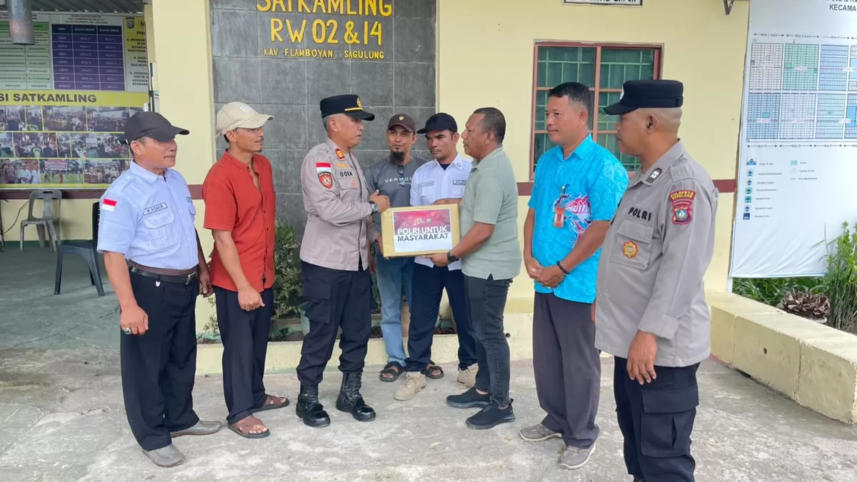Polresta Barelang melalui Satbinmas menyambangi Satkamling Kavling Flamboyan RW 02 dan RW 14, Kelurahan Sei Pelunggut, Kecamatan Sagulung. (Humas Polresta Barelang)