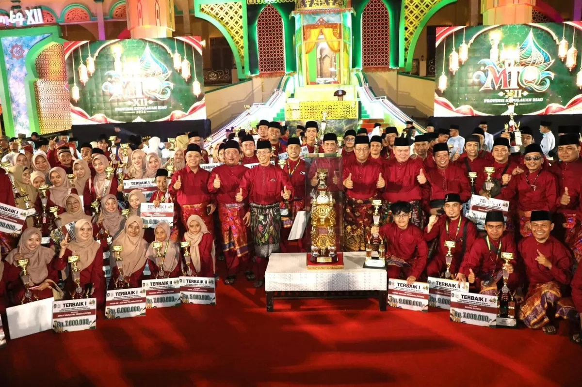 Wali Kota Batam, Amsakar Achmad, bersama kafilah Batam usai penutupan MTQ XII Kepri di Tanjungpinang. (Humas Diskominfo Batam)