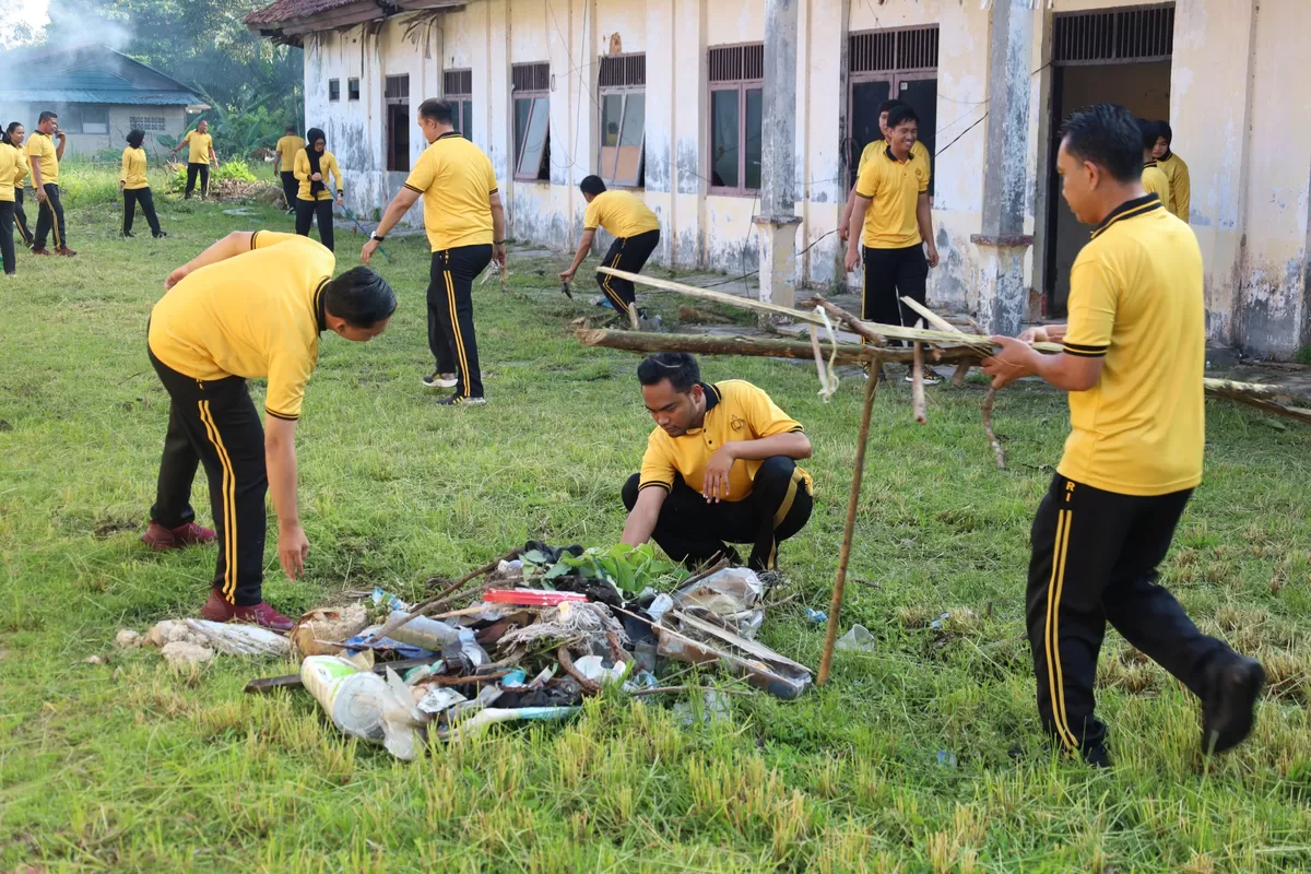 Wakapolresta Barelang AKBP Fadli Agus, S.I.K., M.H., M.M. memimpin langsung kegiatan kerja bakti atau kurve. (Humas Polresta Barelang)