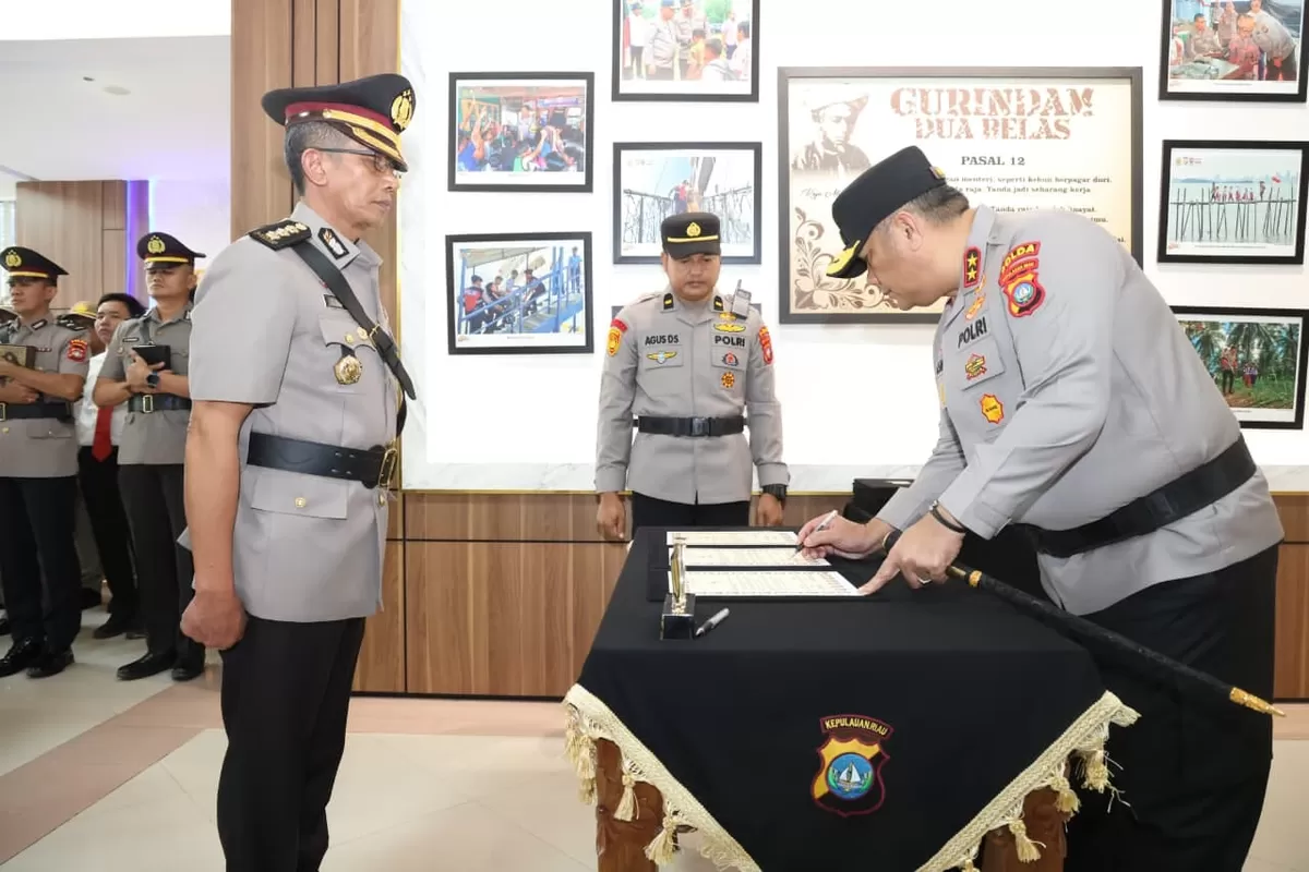 Kapolda Kepri Irjen. Pol. Asep Safrudin, S.I.K., M.H., saat serah terima jabatan (Sertijab) sejumlah Pejabat Utama di lingkungan kepolisian daerah. (Humas Polda Kepri)