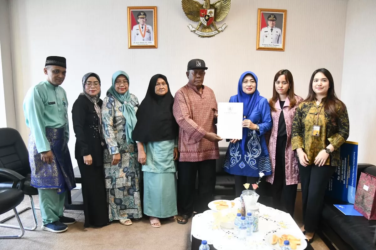Sekretaris Daerah Provinsi Kepulauan Riau, Misni, menyerahkan santunan dari PT Taspen kepada ahli waris. (Diskominfo Kepri)