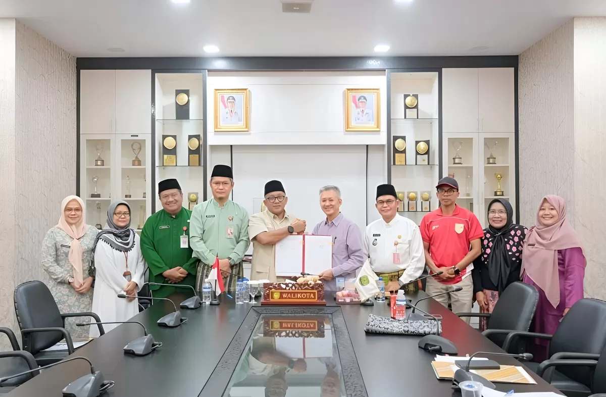 Suryono, saat menyerahkan hibah dua bidang tanah yang luasnya hampir mencapai empat hektare kepada Pemerintah Kota Tanjungpinang. (Diskominfo Kepri)