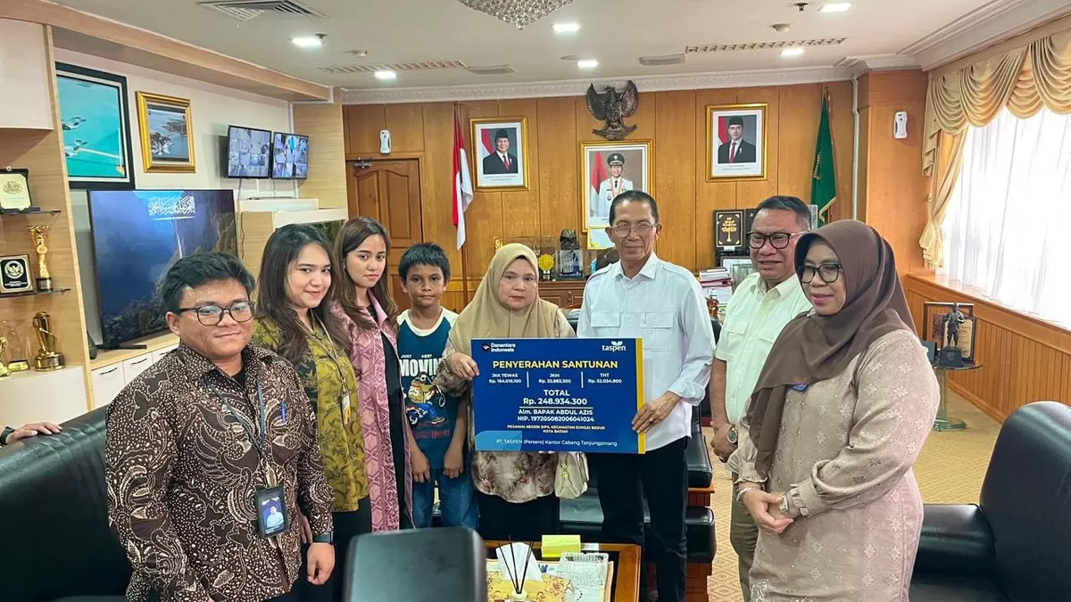 Wali Kota Batam, Amsakar Achmad, menyerahkan santunan JKK dari PT Taspen kepada keluarga almarhum Abdul Aziz di Kantor Wali Kota Batam. (Humas Diskominfo Batam)