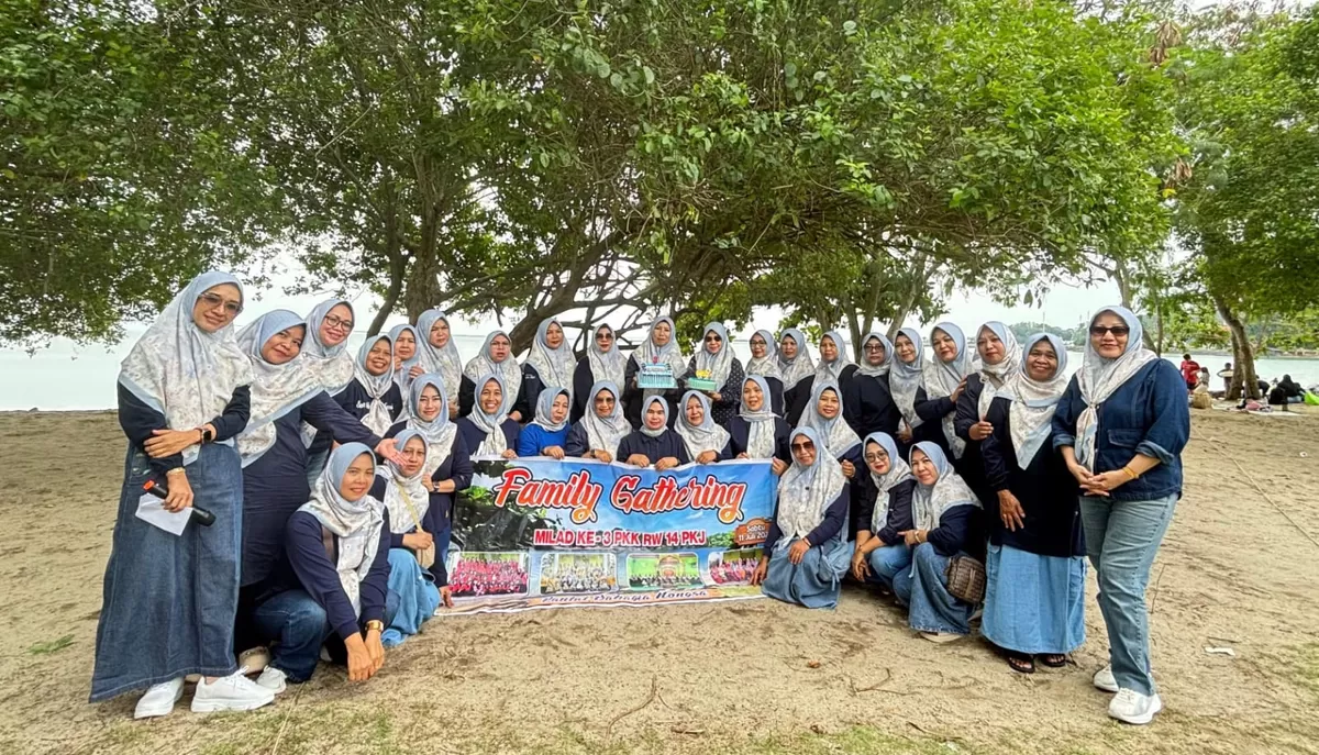 PKK RW 14 Perumahan Putra Kelana Jaya (PKJ) poto bersama di kegiatan family gathering sekaligus perayaan Milad yang ke-3. (Ria Friska)