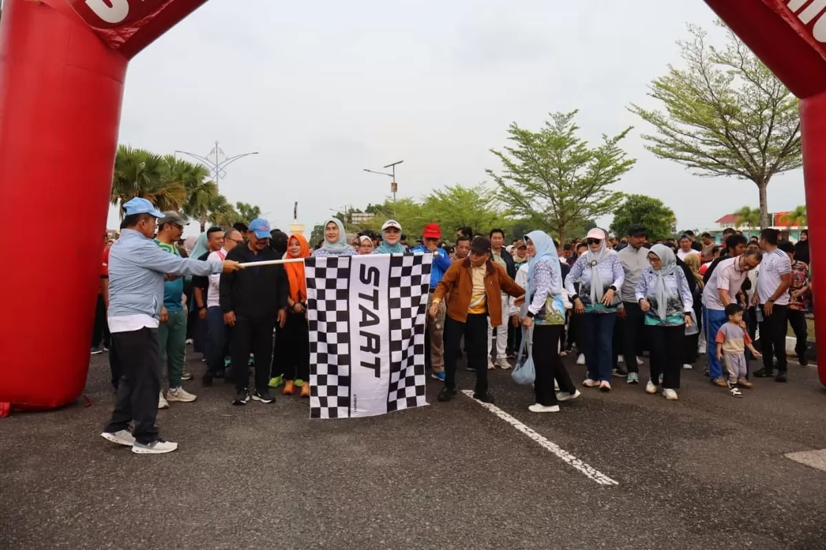 Gubernur Kepri Ansar Ahmad saat melepas jalan santai di kawasan Tugu Provinsi hingga Balairung Wan Seri Beni, Kantor Gubernur, Pulau Dompak, Tanjungpinang. (Disdik Kepri)