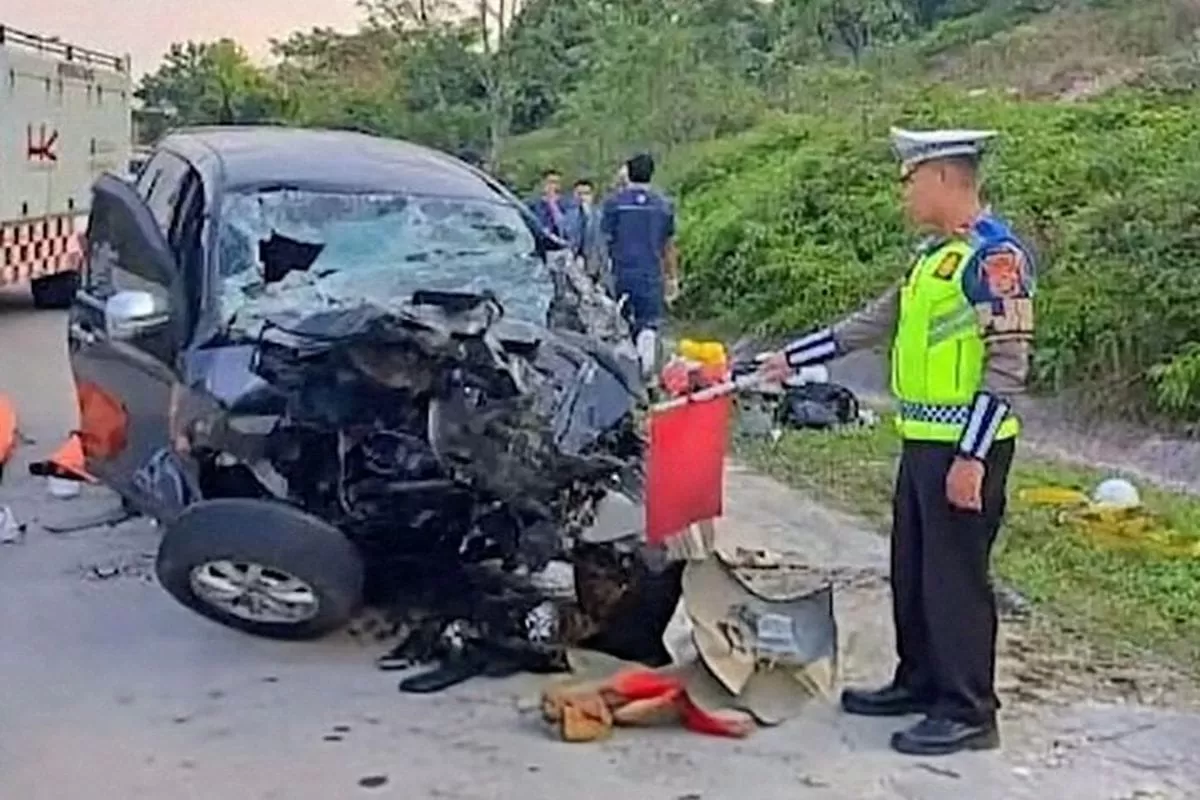 Mobil Toyota Avanza menabrak bagian belakang truk trailer yang berada di depannya. (Photo Ist)