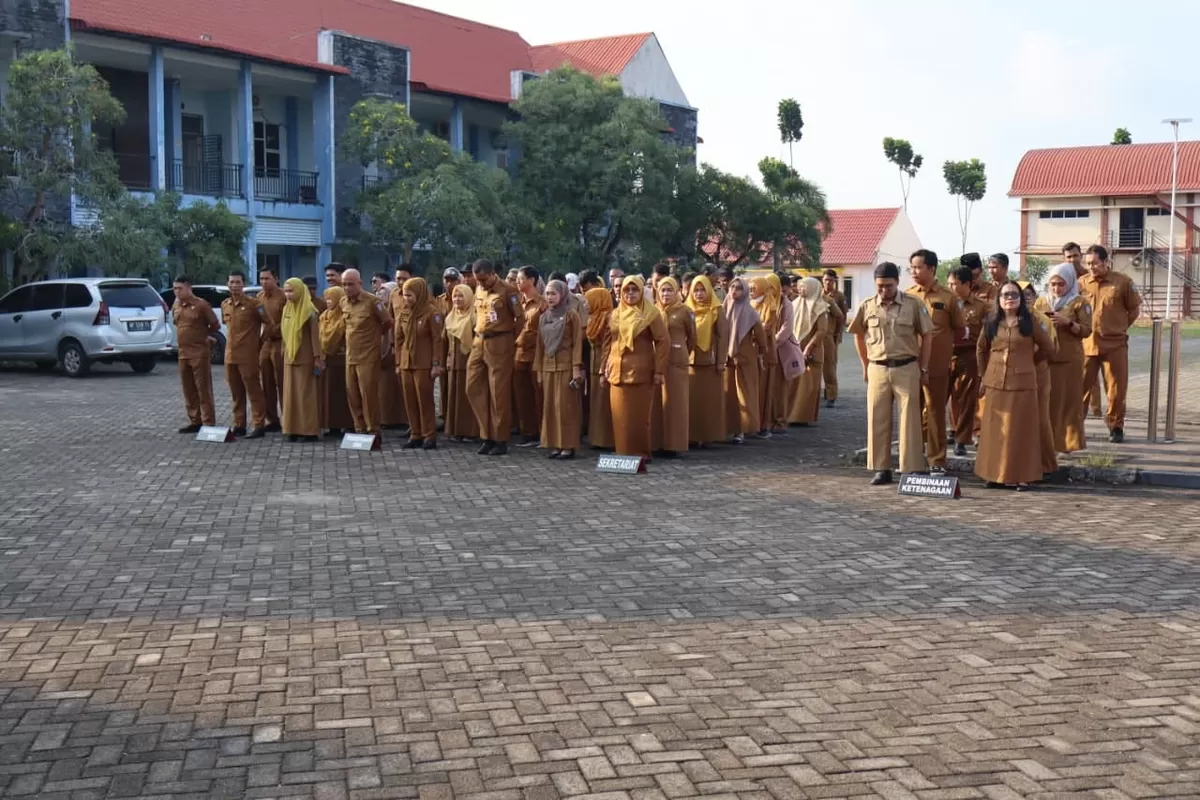 Apel Senin Pagi yang berlangsung khidmat di Lapangan Apel Disdik Kepri, Pulau Dompak, Tanjungpinang. (Disdik Kepri)