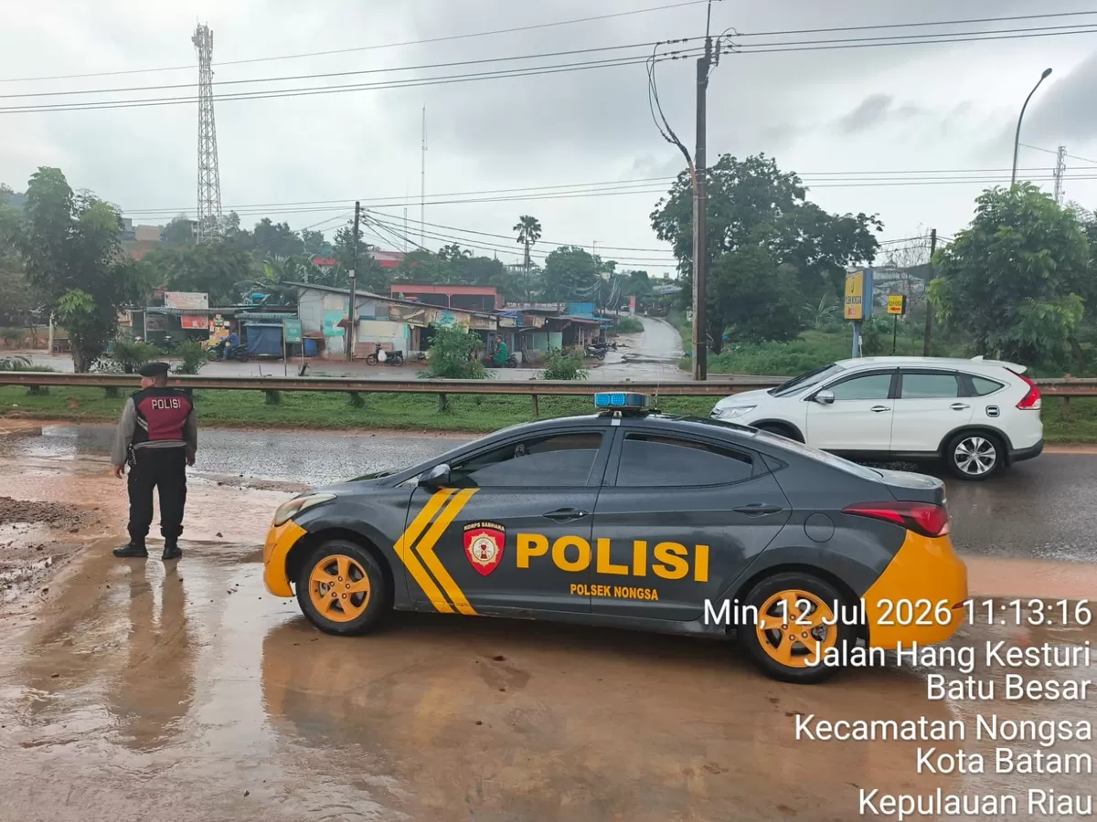 Polsek Nongsa Polresta Barelang bergerak sigap melakukan patroli untuk mengantisipasi genangan air. (Humas Polresta Barelang)