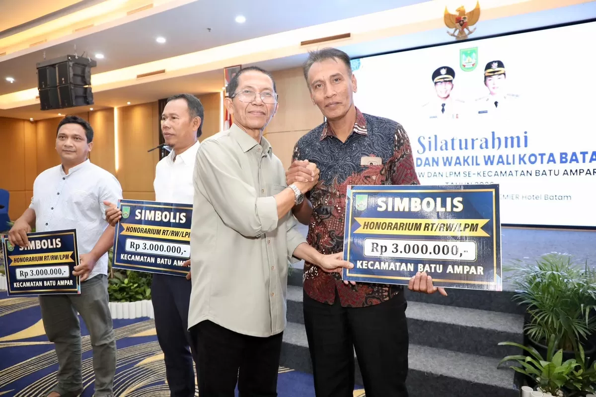 Wali Kota Batam, Amsakar Achmad, menyerahkan insentif untuk RT, RW, dan LPM se-Kecamatan Batuampar di Grand Ballroom AP Premiere, Batuampar. (Diskominfo Batam)