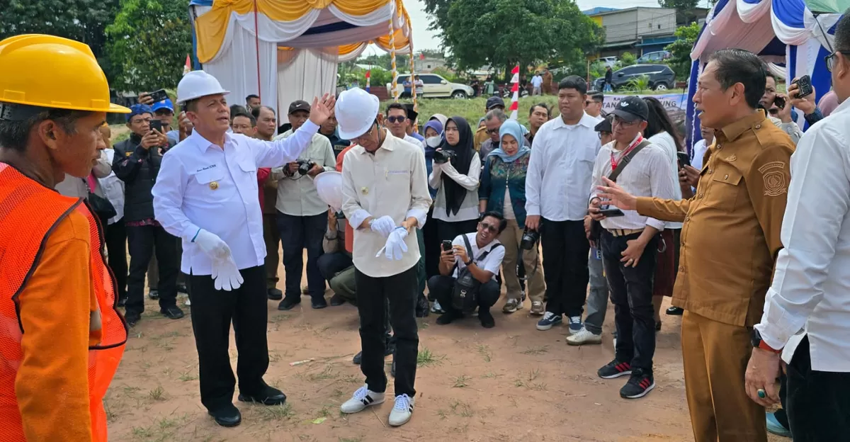 Gubernur Kepulauan Riau, H. Ansar Ahmad, S.E., M.M., dan walikota Batam Amsakar Achmad  bersiap peletakan batu pertama pembangunan Sekolah Baru Sekolah Menengah Kejuruan Negeri (SMKN) 13 Batam.  (Disdik Kepri)