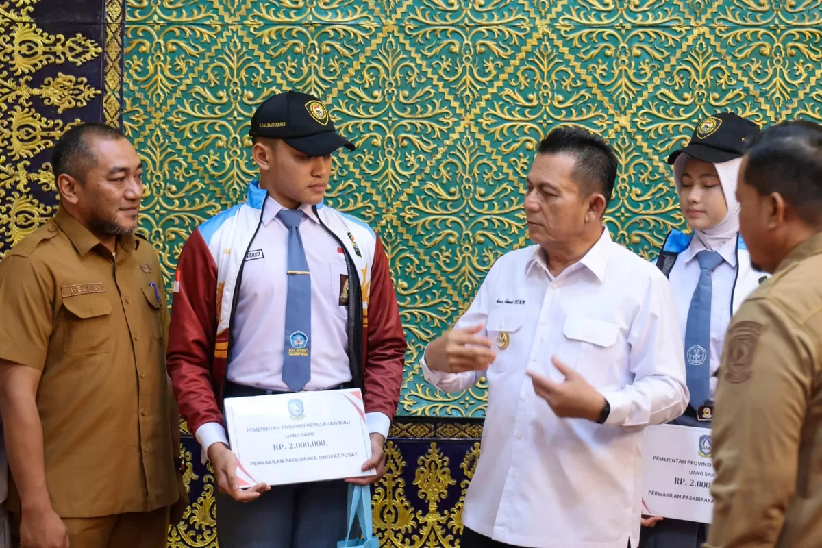 Gubernur Kepulauan Riau, H. Ansar Ahmad, resmi melepas dua putra-putri terbaik daerah mewakili Kepri dalam ajang Calon Pasukan Pengibar Bendera Pusaka (Paskibraka) Tingkat Pusat Tahun 2026. (Diskominfo Kepri)