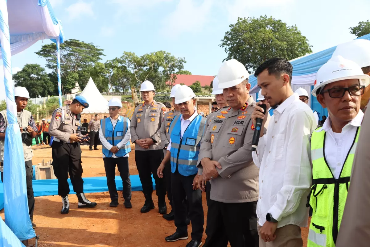 Kapolda Kepri Irjen Pol. Asep Safrudin, Wakapolda Kepri, para Pejabat Utama Polda, Kapolresta Barelang beserta jajaran, laksanakan  peletakan batu pertama pembangunan Gedung Satuan Penyelenggara Administrasi SIM (Satpas) Prototipe Polresta Barelang. (Humas Polresta Barelang)