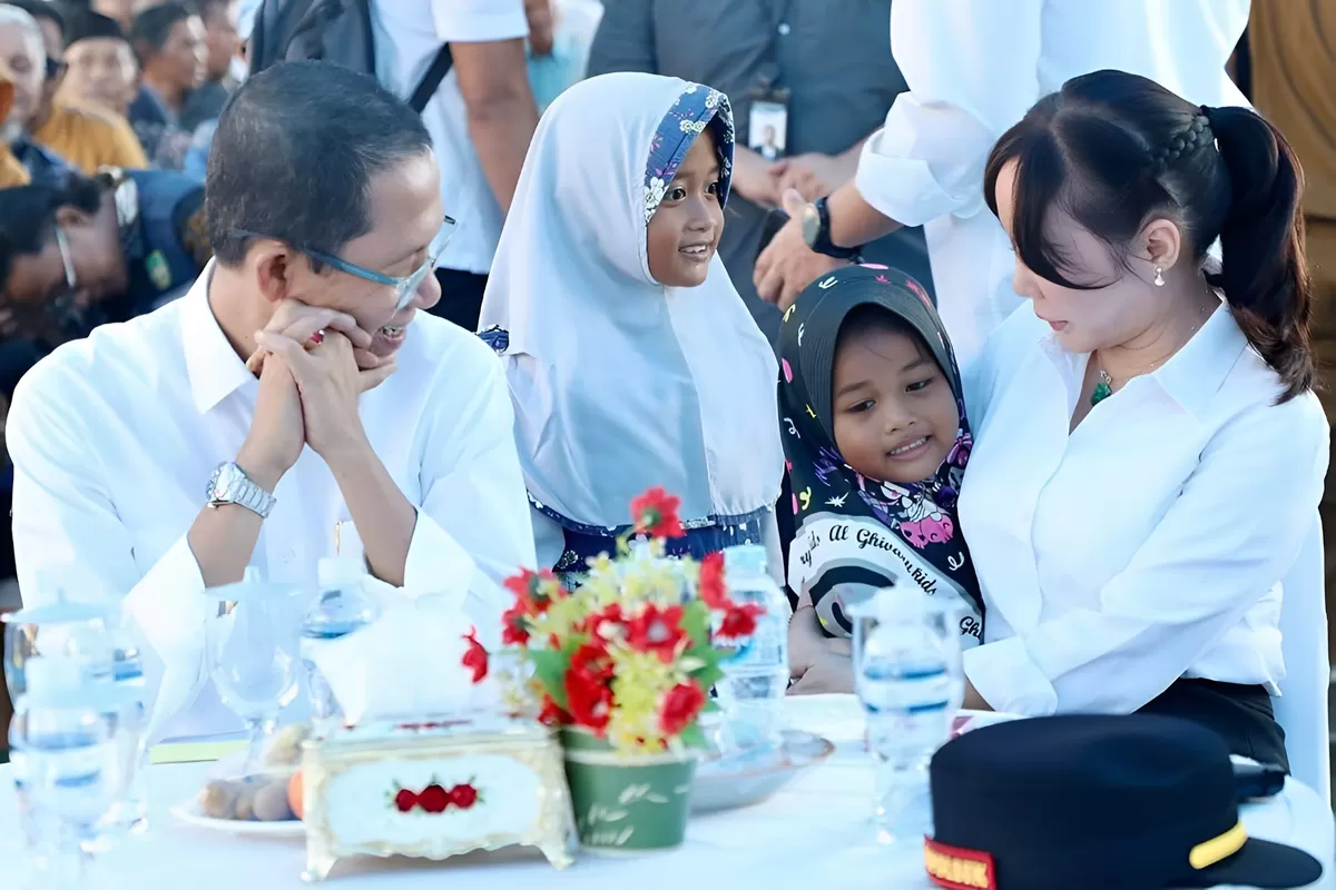 Wali Kota Batam, Amsakar Achmad, dan Wakil Wali Kota Batam, Li Claudia Chandra, bersama anak-anak Galang saat bersilaturahmi dengan RT, RW, dan LPM se-Kecamatan Galang di halaman Kantor Camat Galang. (Humas Diskominfo Batam)