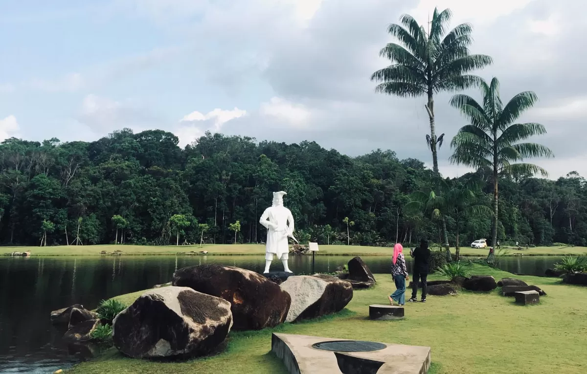 Berdiri patung, Laksamana Hang Tuah seorang pahlawan, kesatria, dan laksamana legendaris beretnis Melayu di Lagoi Bay, Bintan. (Muhammad Kamil)
