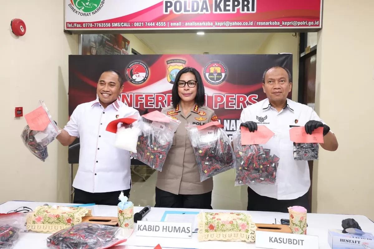 Kabidhumas Polda Kepri, Kombes Pol. Dr. Nona Pricillia Ohei, S.I.K., S.H., M.H,, dan Dirresnarkoba Polda Kepri, Kombes Pol. Suyono, S.I.K., S.H., M.H.,saat konferensi pers. (Humas Polda Kepri)