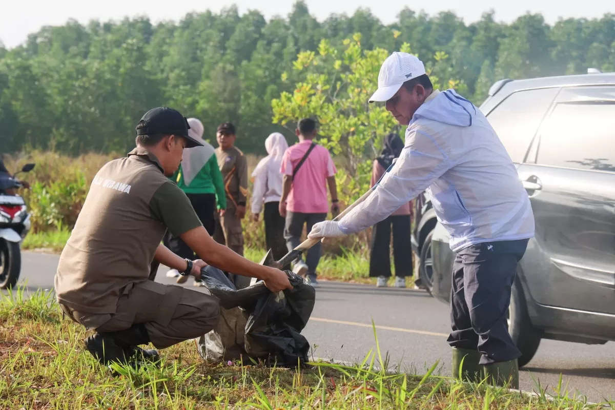 Gubernur Kepulauan Riau H. Ansar Ahmad memimpin langsung kegiatan rutin &ldquo;Kamis Bersih&rdquo;. (Diskominfo Kepri)