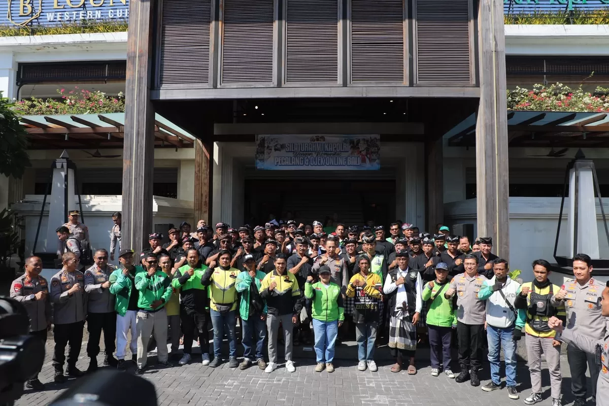 Kapolri Jenderal Polisi Listyo Sigit Prabowo saat menggelar Silaturahmi Sabuk Kamtibmas bersama Pecalang dan perwakilan komunitas ojek online di Bali. (Photo Ist)
