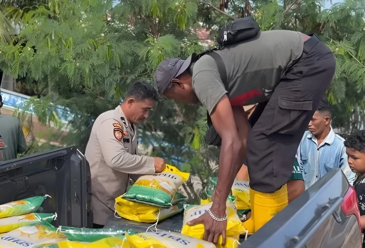Polresta Barelang Salurkan 110 paket sembako pada warga Kampung Pulau Panjang, Kelurahan Sijantung, Kecamatan Galang. (Humas Polresta Barelang.)