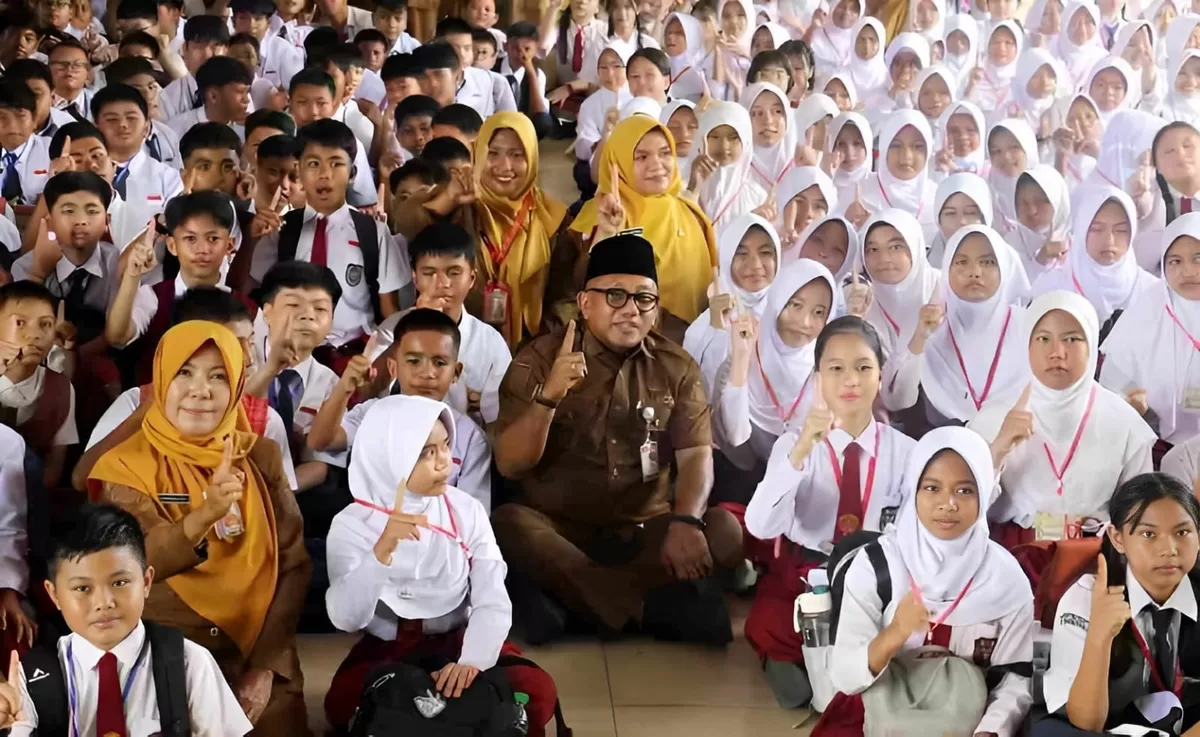 Wali Kota Tanjungpinang Lis Darmansyah, Kunjungan ke sekolah Tanjungpinang dan poto bersama siswa. (Diskominfo Kepri.)